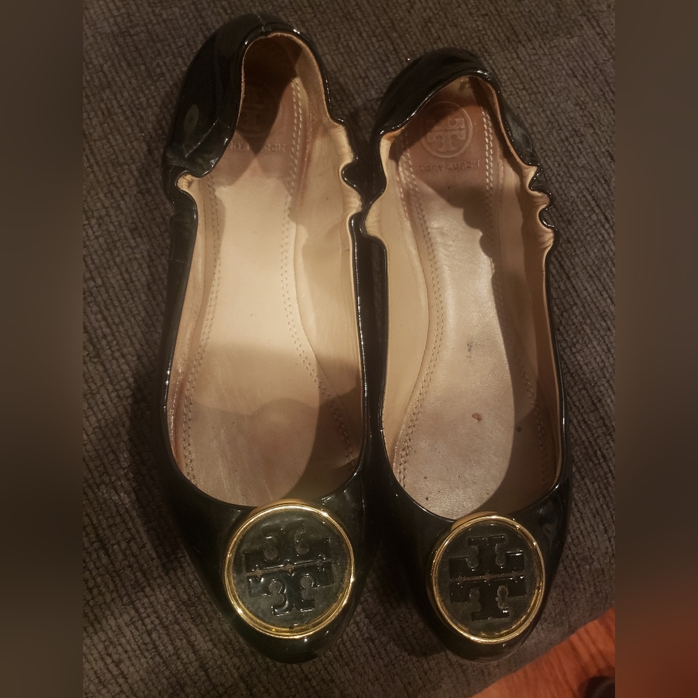 Worn but in good condition tory Burch 8.5 patent leather flat